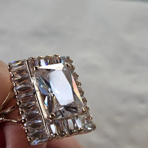 Elegant Gold and Silver Women's Ring - Picture 5 of 15